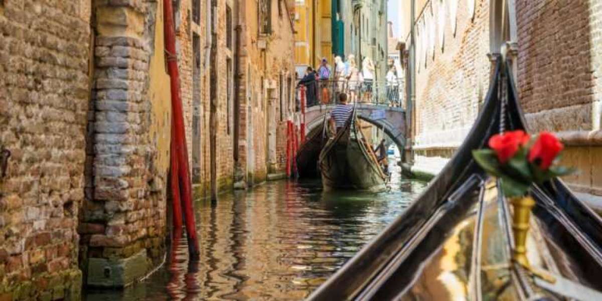 Venice Gondola Tours: Discover the Romantic Side of the Floating City